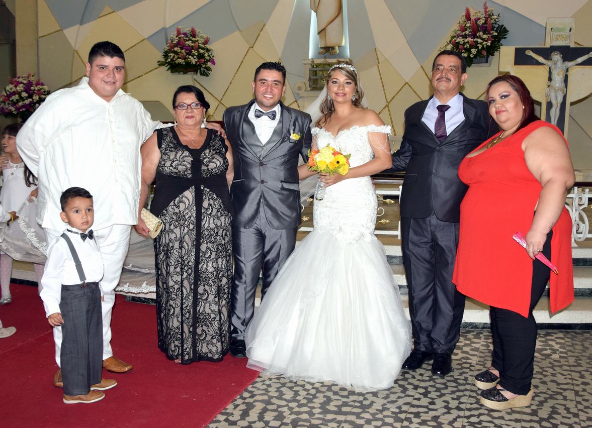Juan Esteban Charry, Diego Charry, Marta Cecilia Charry, los esposos Jorge Armando Charry y Erika Fernanda Solano, Armando Charry y Sandra Milena Charry.